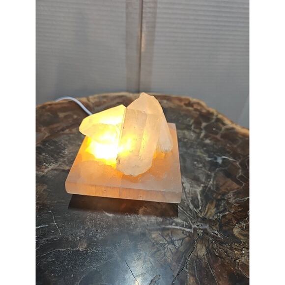 1.24lb Satin spar recharging plate W/ 3pcs Huge Quartz Crystals & Led Light - Picture 14 of 14